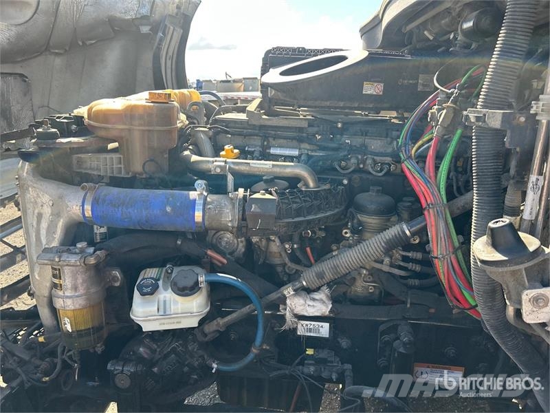 Freightliner Cascadia 126 6x4 T/A Sleeper Truck Tractor Седельные тягачи