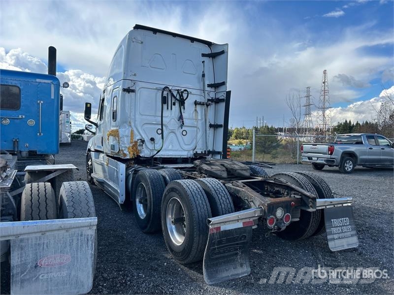 Freightliner Cascadia 126 6x4 T/A Sleeper Truck Tractor Cabezas tractoras