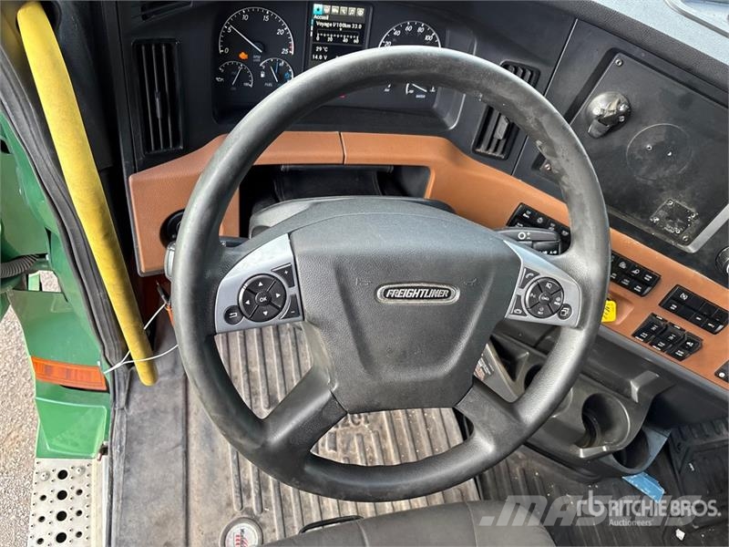 Freightliner Cascadia 126 6x4 T/A Sleeper Truck Tractor Tegljači