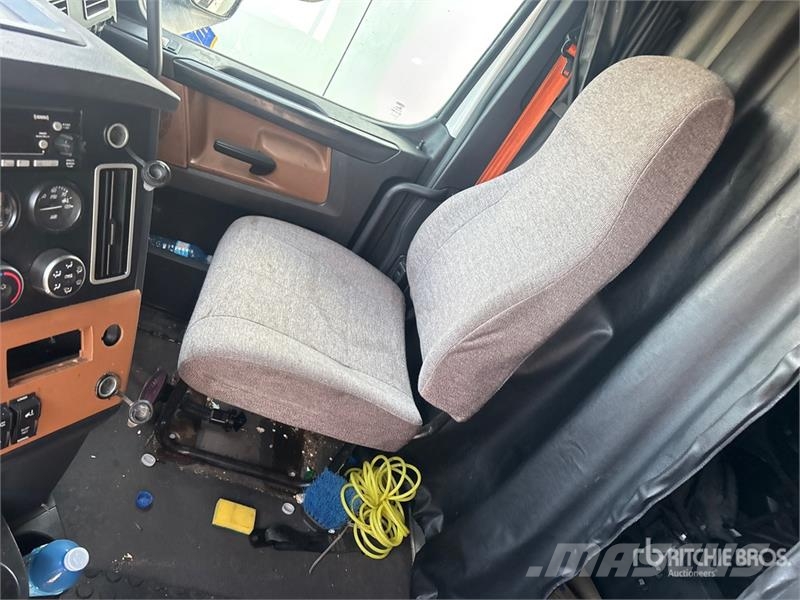Freightliner Cascadia 126 6x4 T/A Sleeper Truck Tractor 曳引機組件