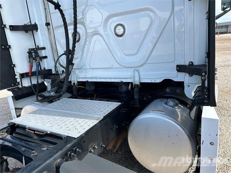 Freightliner Cascadia 126 وحدات الجر