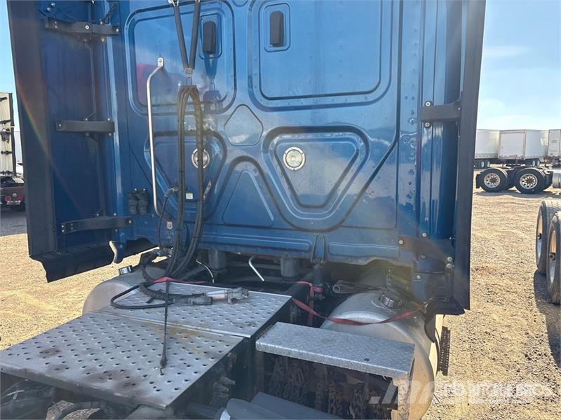 Freightliner Cascadia 126 6x4 T/A Sleeper Truck Tractor (Inoper Sattelzugmaschinen