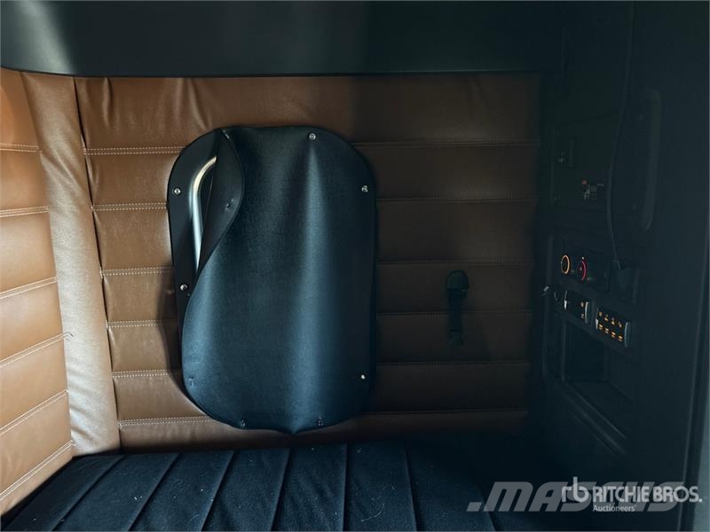 Freightliner Cascadia 126 6x4 T/A Sleeper Truck Tractor Cavalos mecânicos