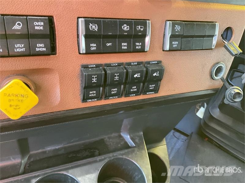 Freightliner Cascadia 126 6x4 T/A Sleeper Truck Tractor Tractor Units