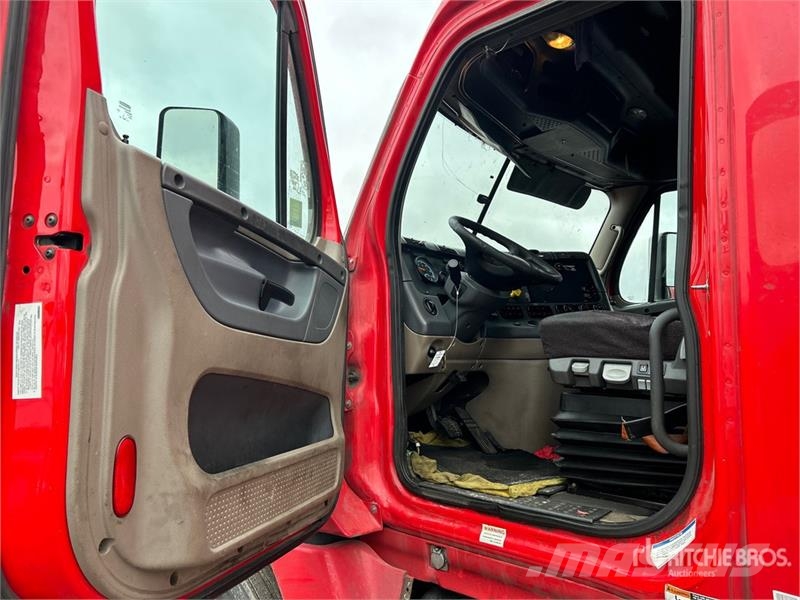 Freightliner Cascadia 125 6x4 T/A Sleeper Truck Tractor Vetopöytäautot