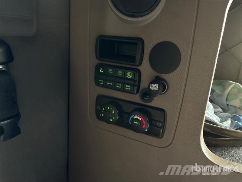 Freightliner Cascadia 125 6x4 T/A Sleeper Truck Tractor Trekkvogner