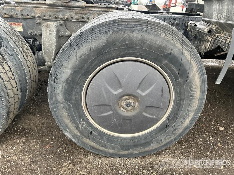 Freightliner Cascadia 126 T/A Sleeper Truck Tractor Tractor Units