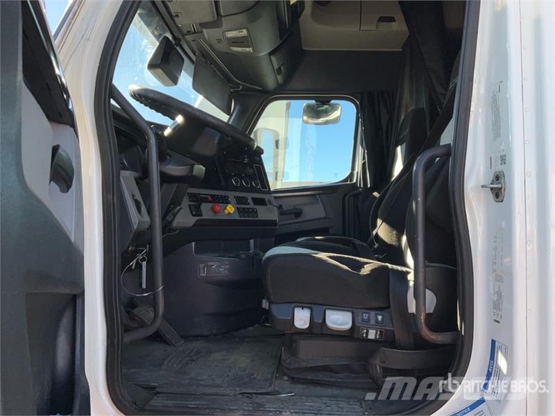 Freightliner Cascadia 126 6x4 T/A Sleeper Truck Tractor Тягачі