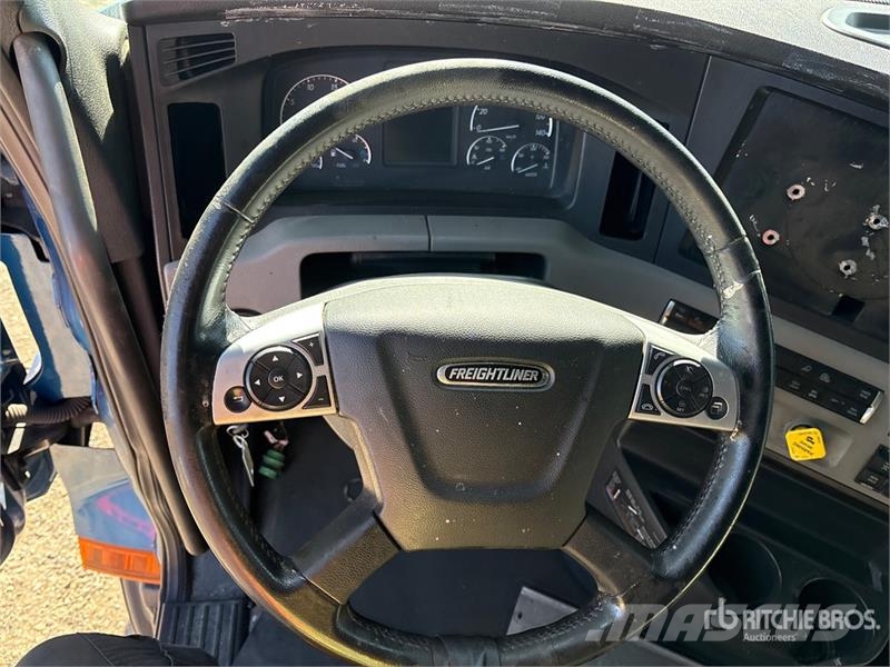Freightliner Cascadia 126 6x4 T/A Sleeper Truck Tractor (Inoper Sattelzugmaschinen