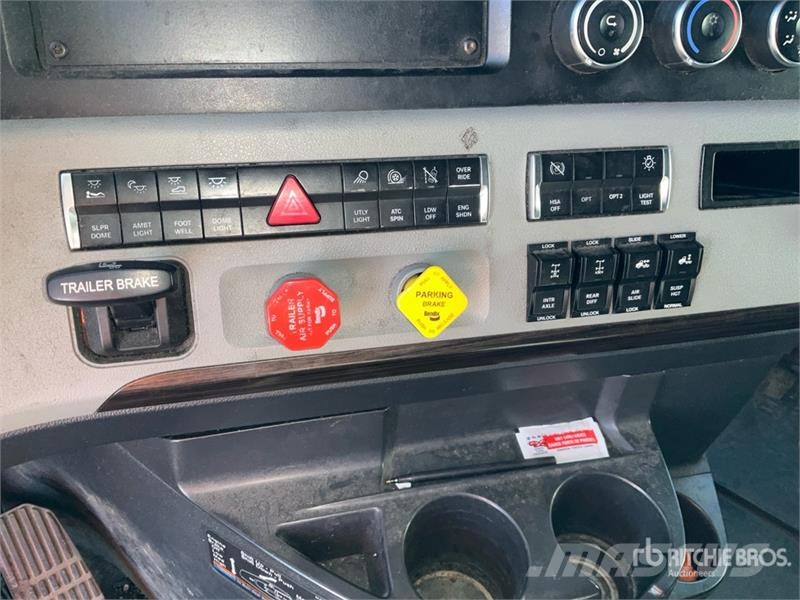 Freightliner Cascadia 126 6x4 T/A Sleeper Truck Tractor Тягачі