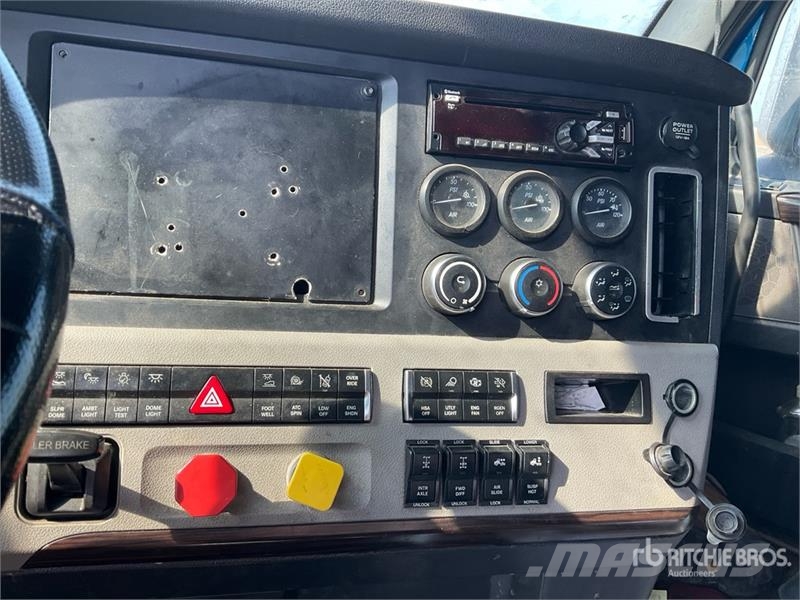 Freightliner Cascadia 126 6x4 T/A Sleeper Truck Tractor Sattelzugmaschinen