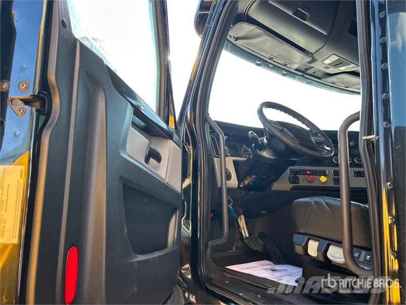 Freightliner Cascadia 126 6x4 T/A Sleeper Truck Tractor Tractor Units