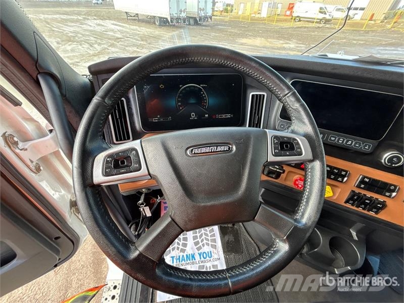 Freightliner Cascadia 126 6x4 T/A Sleeper Truck Tractor Тягачі