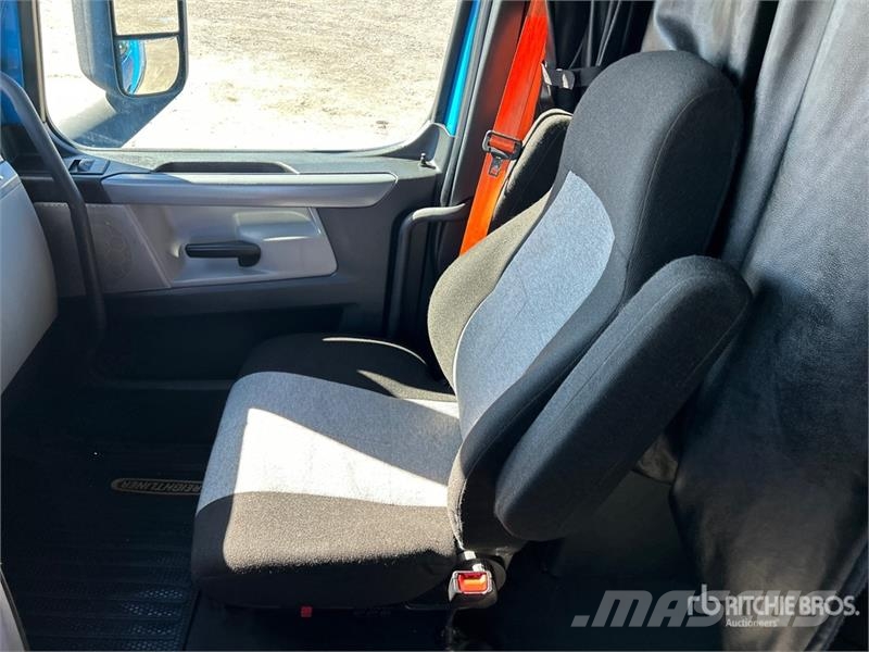 Freightliner Cascadia 126 6x4 T/A Sleeper Truck Tractor وحدات الجر