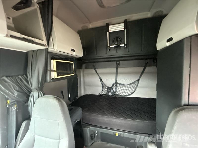 Freightliner Cascadia 126 6x4 T/A Sleeper Truck Tractor Motrici e Trattori Stradali