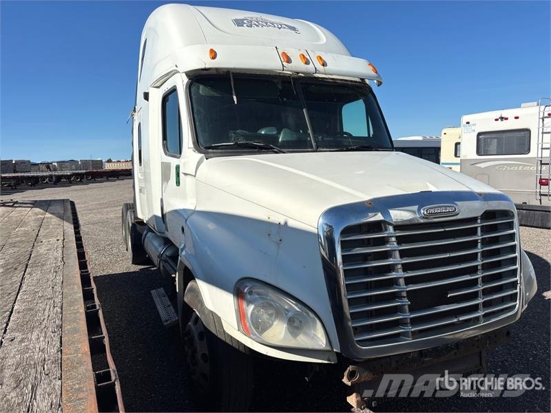 Freightliner Cascadia 125 6x4 T/A Sleeper Truck Tractor (Inoper Vetopöytäautot