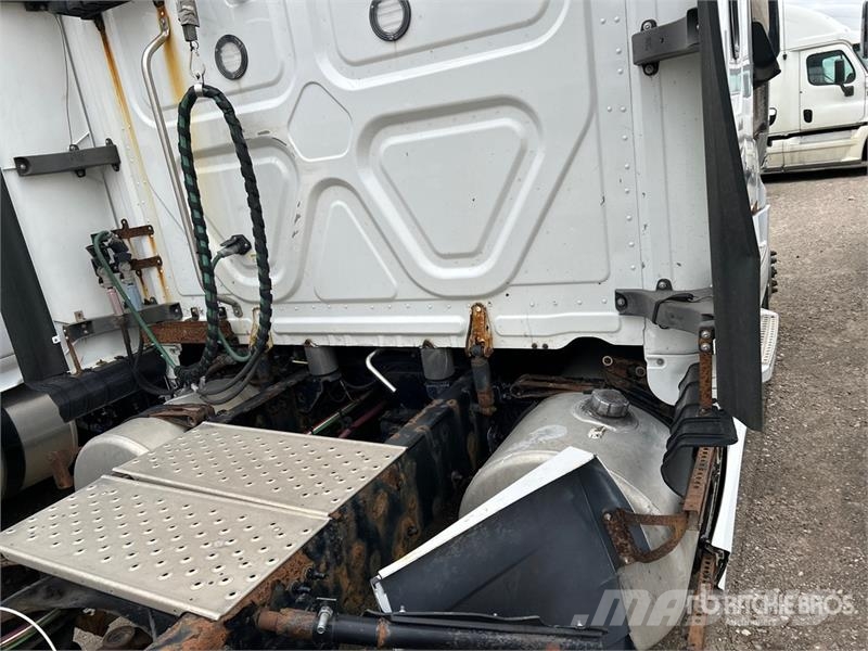 Freightliner Cascadia 126 6x4 T/A Sleeper Truck Tractor (Inoper Tractores (camiões)
