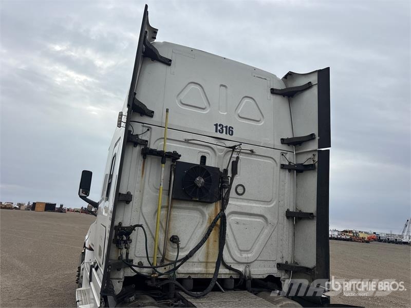 Freightliner Cascadia 126 6x4 T/A Sleeper Truck Tractor Тягачі