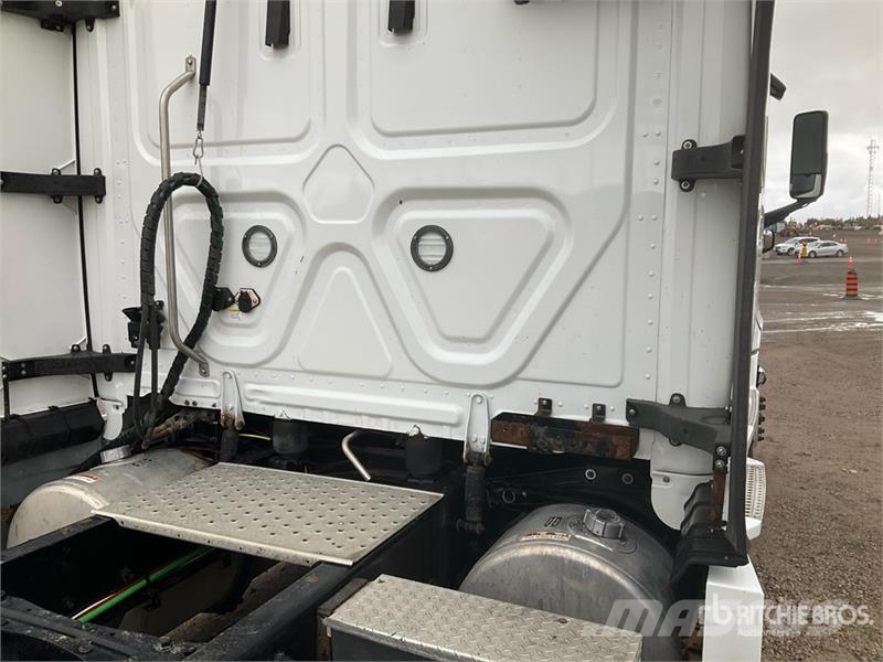 Freightliner Cascadia 126 6x4 T/A Sleeper Truck Tractor Vetopöytäautot