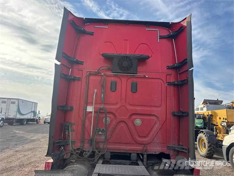 Freightliner Cascadia 125 6x4 T/A Sleeper Truck Tractor Tegljači