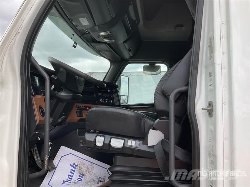 Freightliner Cascadia 126 6x4 T/A Sleeper Truck Tractor وحدات الجر