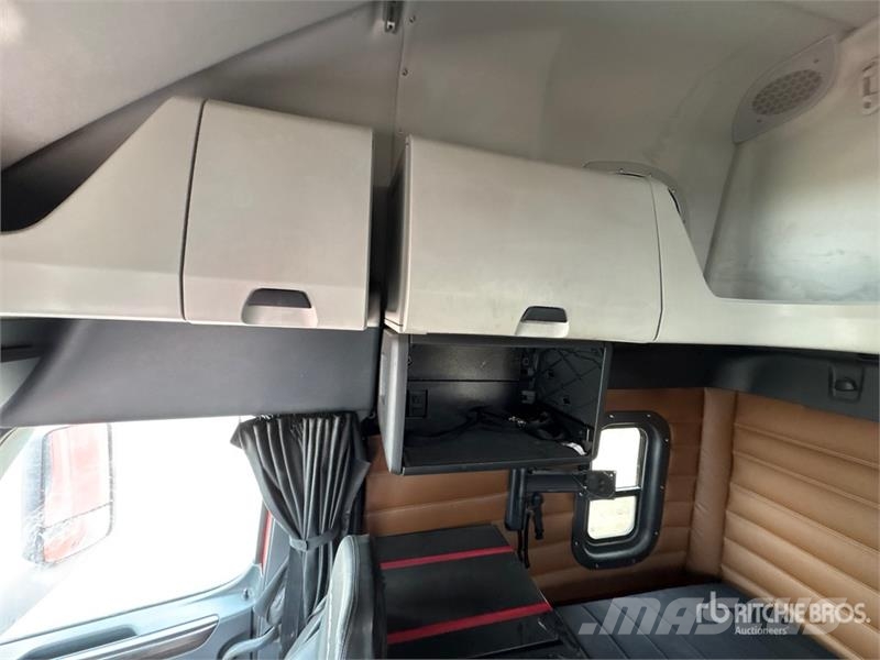 Freightliner Cascadia 126 6x4 T/A Sleeper Truck Tractor Truck Tractor Units