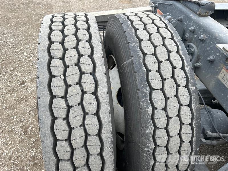 Freightliner Cascadia 126 6x4 T/A Sleeper Truck Tractor Tractor Units