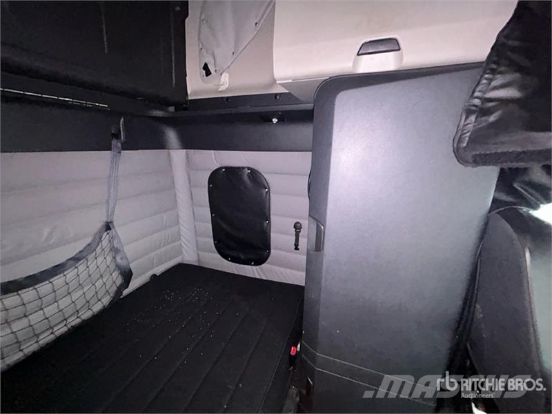 Freightliner Cascadia 126 6x4 T/A Sleeper Truck Tractor 曳引機組件