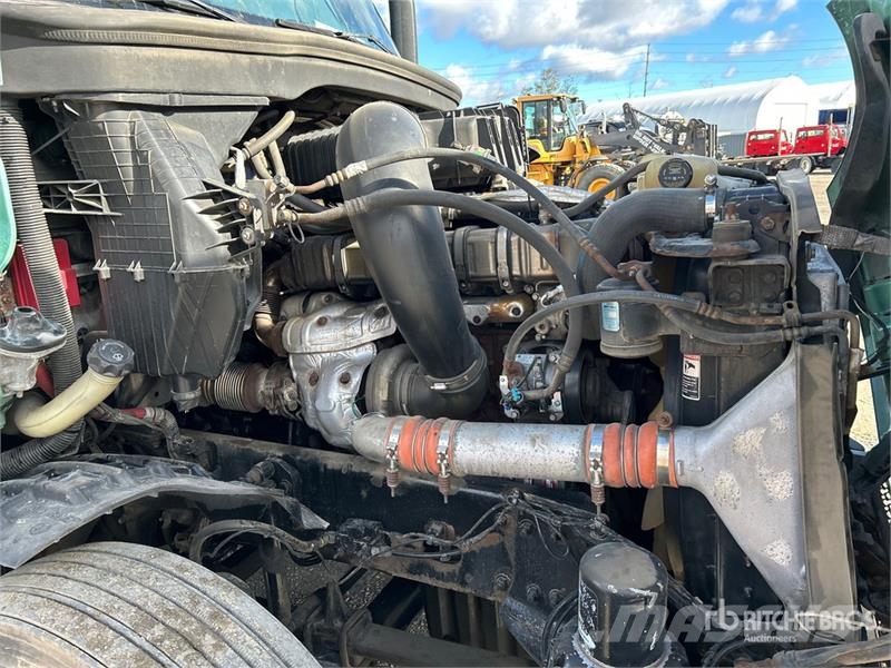 Freightliner Cascadia 126 6x4 T/A Sleeper Truck Tractor Nyergesvontatók