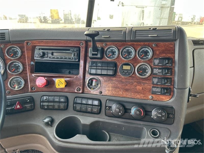 Freightliner Cascadia 125 6x4 T/A Sleeper Truck Tractor Tegljači