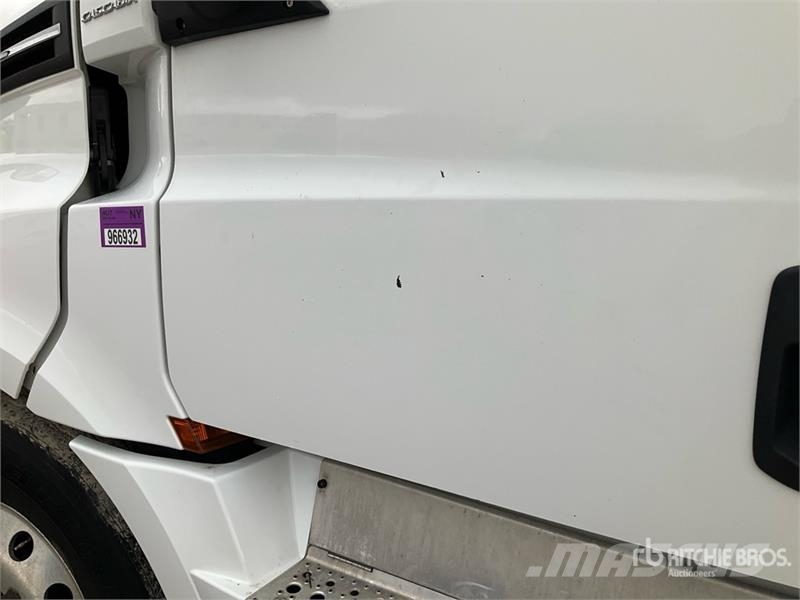 Freightliner Cascadia 126 6x4 T/A Sleeper Truck Tractor Vetopöytäautot