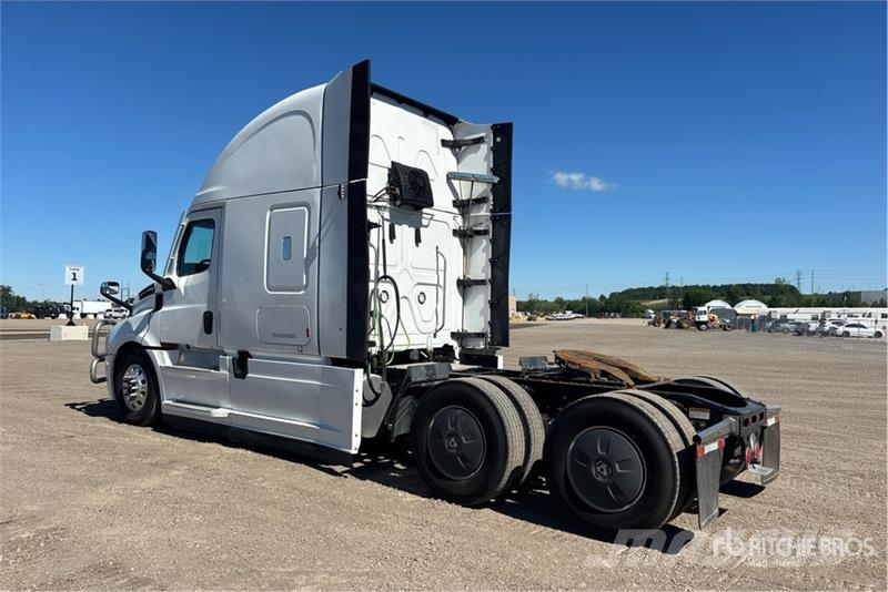 Freightliner Cascadia 126 6x4 T/A Sleeper Truck Tractor Тягачі