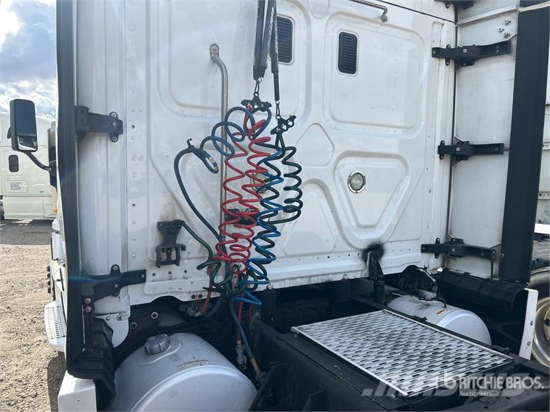 Freightliner Cascadia 125 6x4 T/A Sleeper Truck Tractor (Inoper Sattelzugmaschinen