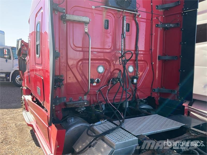 Freightliner Cascadia 126 6x4 T/A Sleeper Truck Tractor (Inoper وحدات الجر