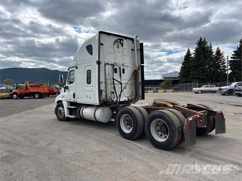 Freightliner Cascadia 125 6x4 T/A Sleeper Truck Tractor Trekkvogner