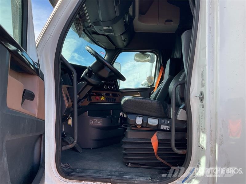 Freightliner Cascadia 126 6x4 T/A Sleeper Truck Tractor Vlačilci