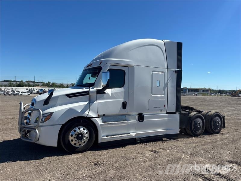 Freightliner Cascadia 126 6x4 T/A Sleeper Truck Tractor Тягачі