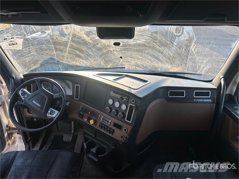 Freightliner Cascadia 126 6x4 T/A Sleeper Truck Tractor Vlačilci