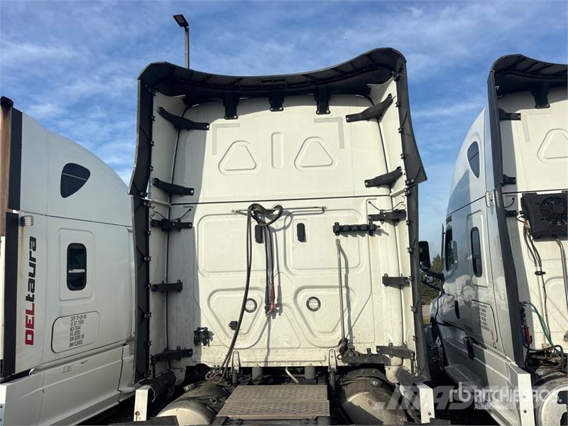 Freightliner Cascadia 126 6x4 T/A Sleeper Truck Tractor 曳引機組件