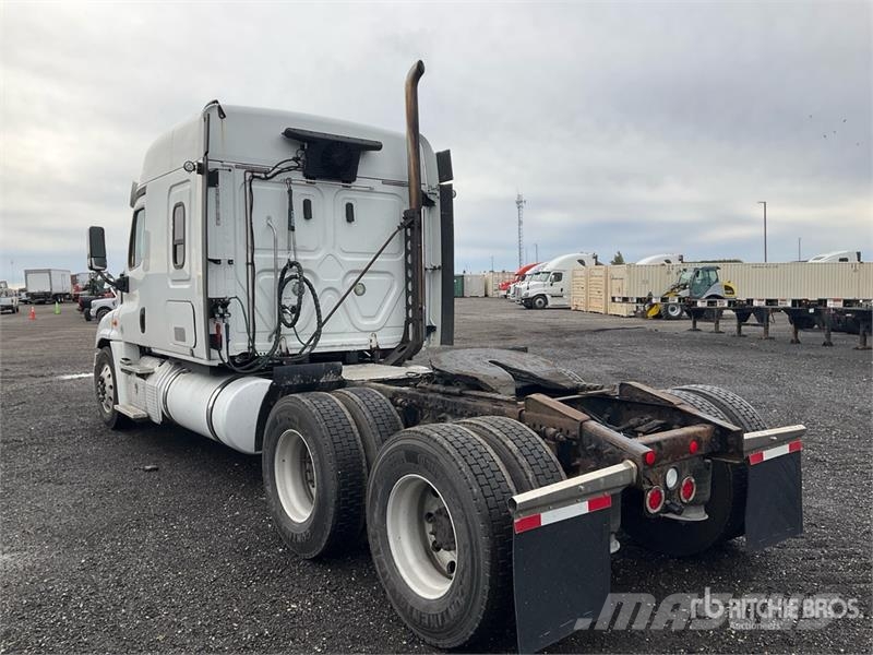Freightliner Cascadia 125 6x4 T/A Sleeper Truck Tractor Vlačilci