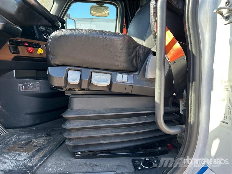 Freightliner Cascadia 126 6x4 T/A Sleeper Truck Tractor Sattelzugmaschinen
