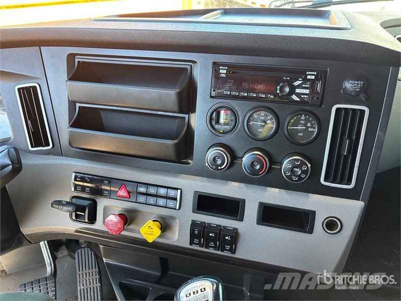 Freightliner Cascadia 126 6x4 T/A Sleeper Truck Tractor Тягачі