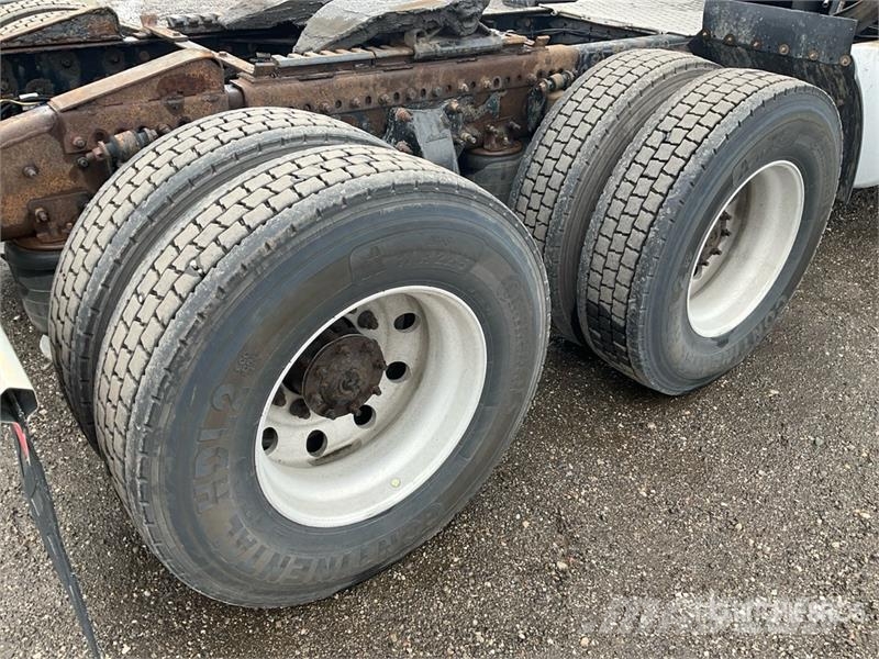 Freightliner Cascadia 125 6x4 T/A Sleeper Truck Tractor Vlačilci