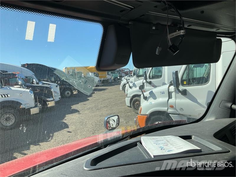 Freightliner Cascadia 126 6x4 T/A Sleeper Truck Tractor (Inoper وحدات الجر