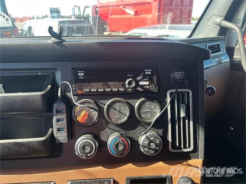 Freightliner Cascadia 126 6x4 T/A Sleeper Truck Tractor Nyergesvontatók