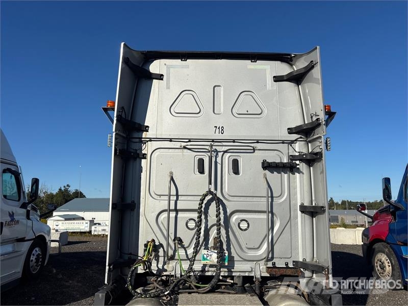 Freightliner Cascadia 126 6x4 T/A Sleeper Truck Tractor Tractor Units