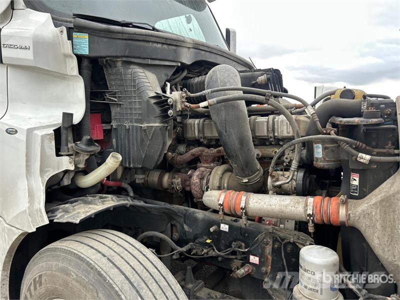 Freightliner Cascadia 126 6x4 T/A Sleeper Truck Tractor 曳引機組件