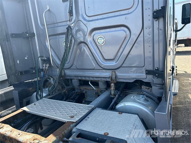 Freightliner Cascadia 125 6x4 T/A Sleeper Truck Tractor Tractor Units