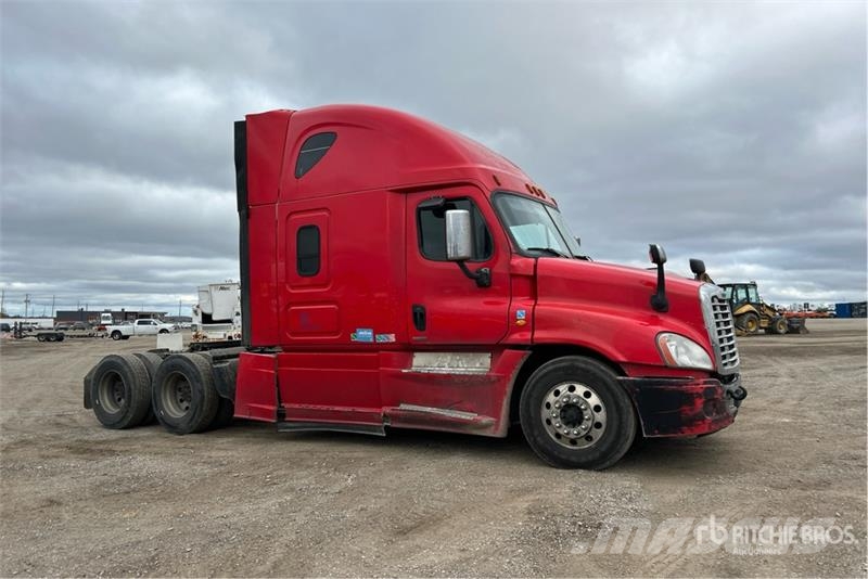 Freightliner Cascadia 125 6x4 T/A Sleeper Truck Tractor Vetopöytäautot