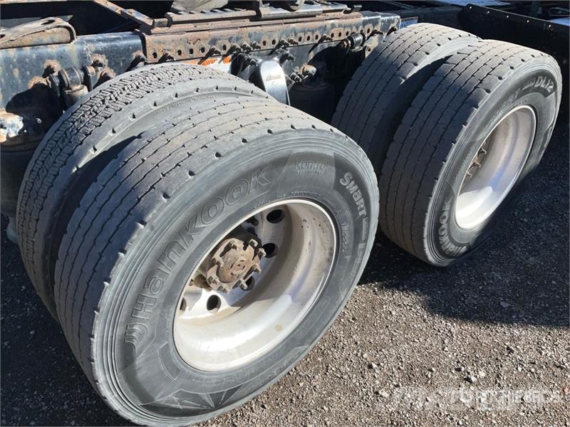 Freightliner Cascadia 126 6x4 T/A Sleeper Truck Tractor Тягачі